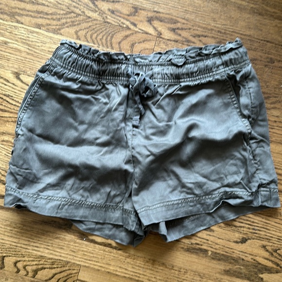 Green shorts.  🌸 3 for $17 - Picture 1 of 3